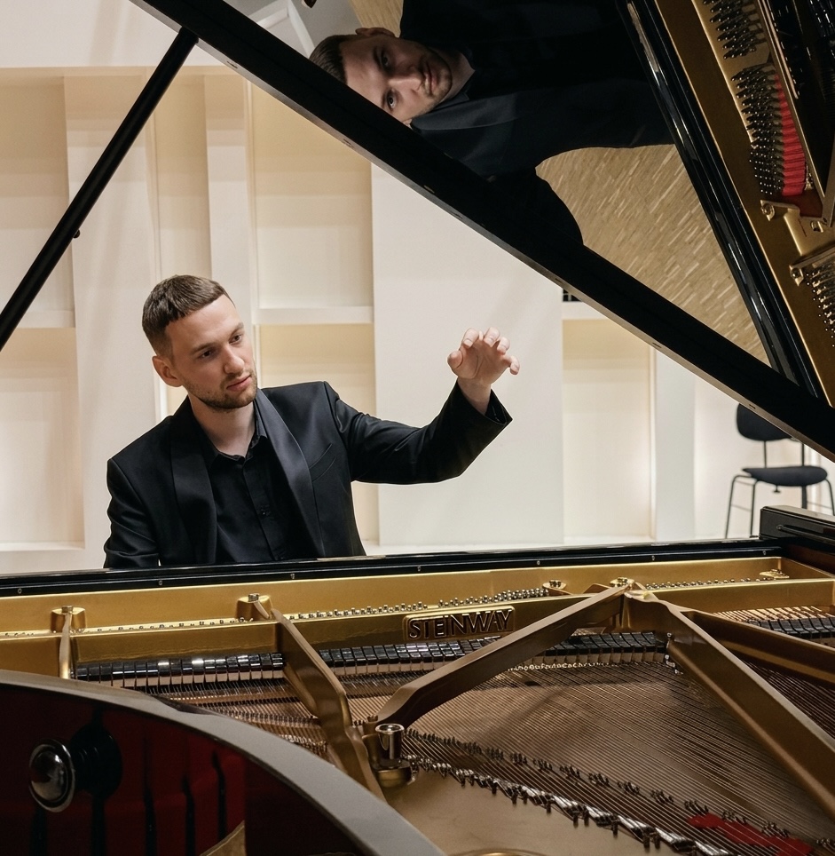 Artur Buskov at a Steinway grand piano